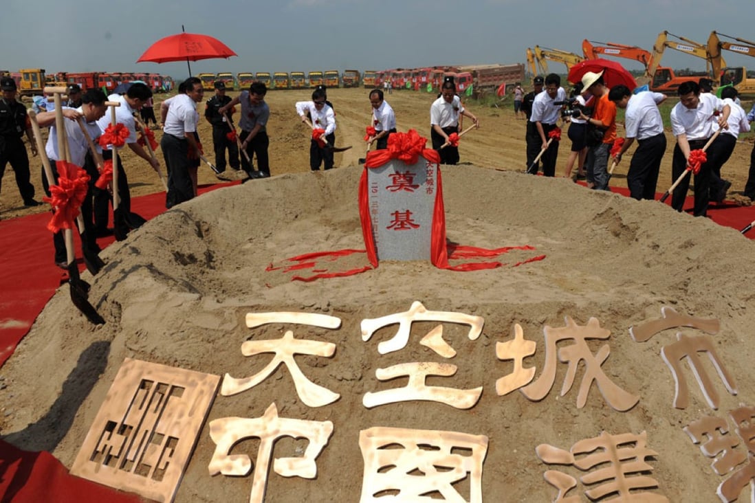 People attending the groundbreaking ceremony of the "Sky City" building, claimed to be the world highest buidling with a total height of 838 meters, in Changsha, central China's Hunan province. Photo: AFP