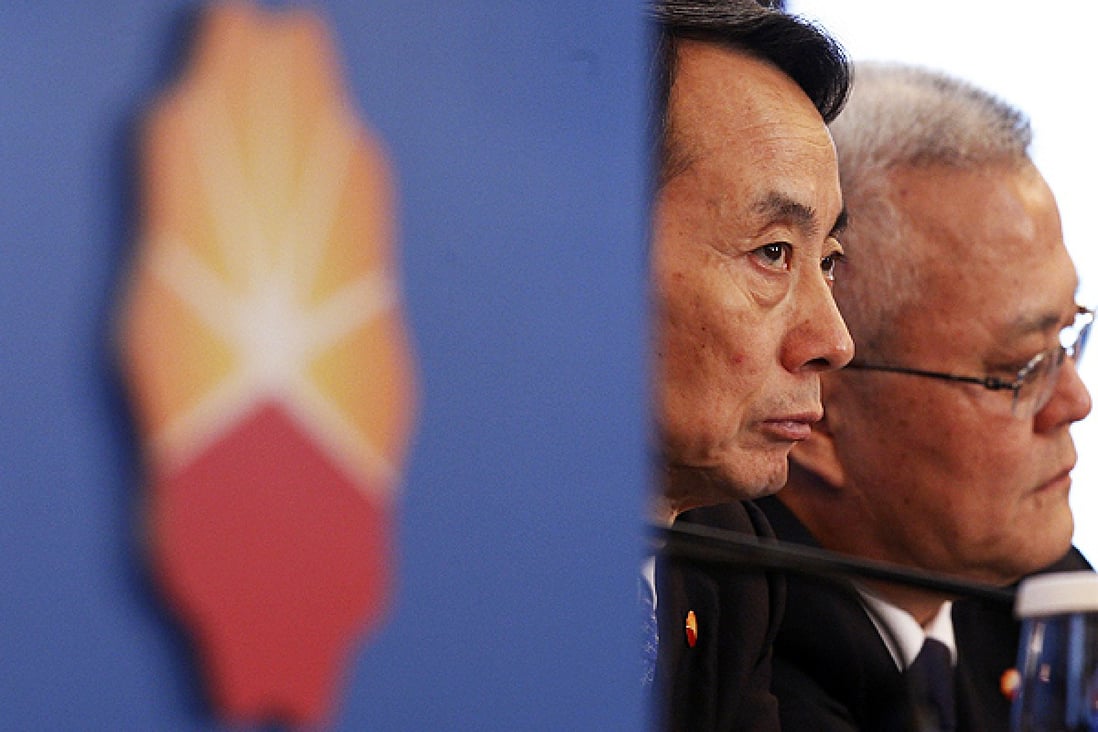 PetroChina Chairman Jiang Jiemin (left) and President Zhou Jiping attend a news conference in Hong Kong. Photo: Reuters