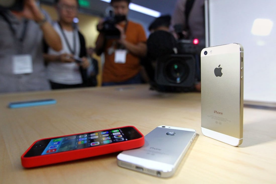 New Apple iPhones are displayed during an Apple press conference in Beijing on September 11, 2013. Photo: AFP