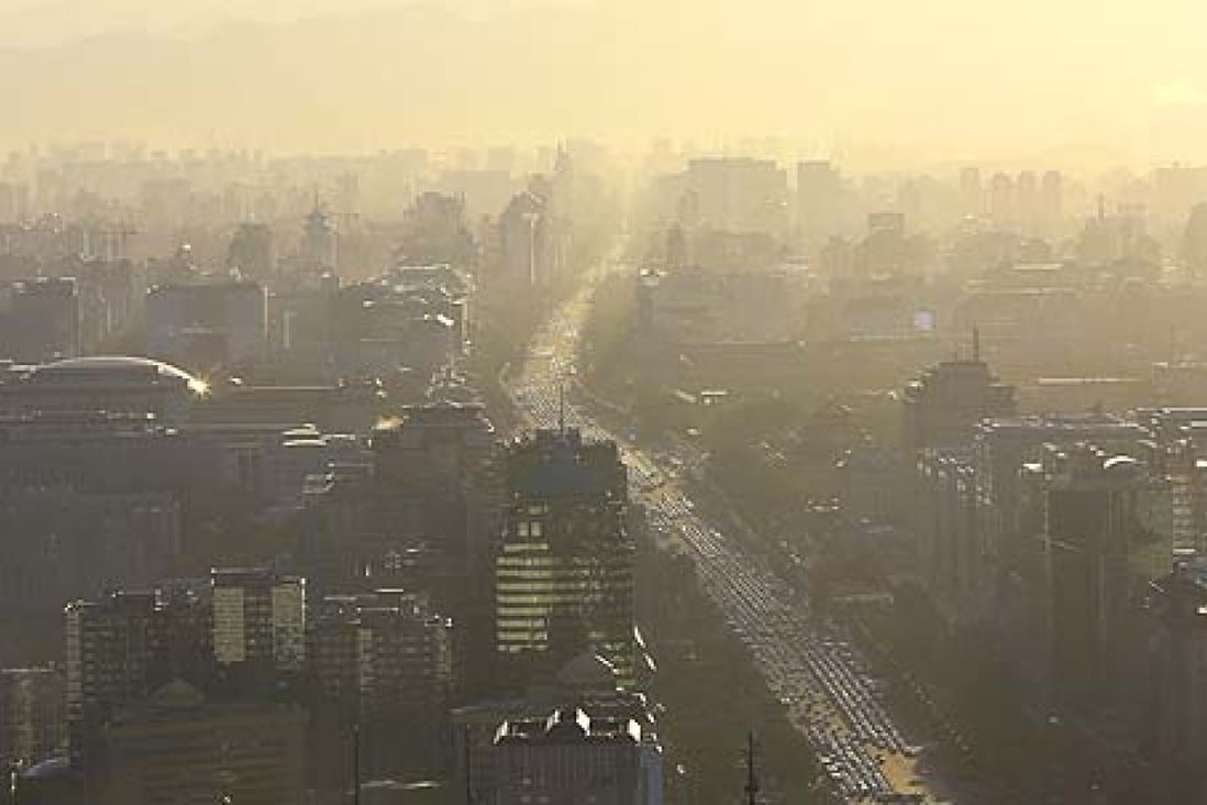 Vehicles mass on Beijing's heavily-polluted Chang'an Avenue at rush hour. Photo: Reuters 