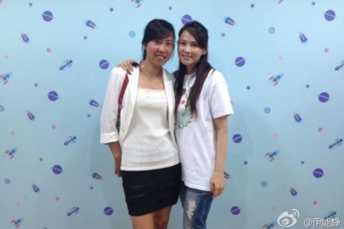 Executed hawker Xia Junfeng's wife Li Jing (left) poses for a photo with Taiwan celebrity Annie Yi. Screen shot via Sina Weibo.