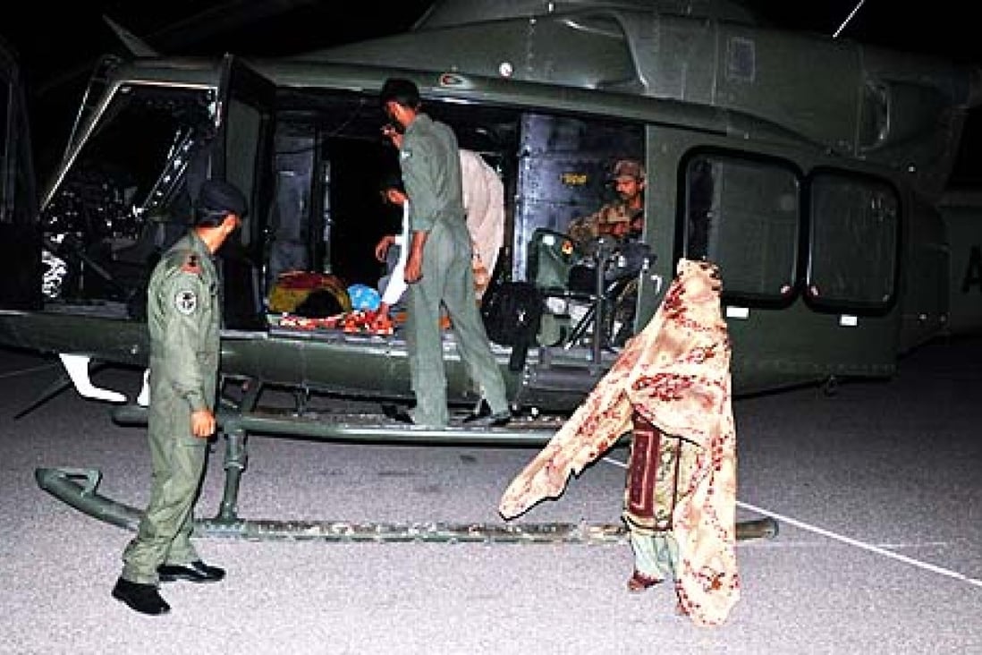  Pakistan army officers transfer the injured to an army helicopter in Baluchistan. Photo: Xinhua