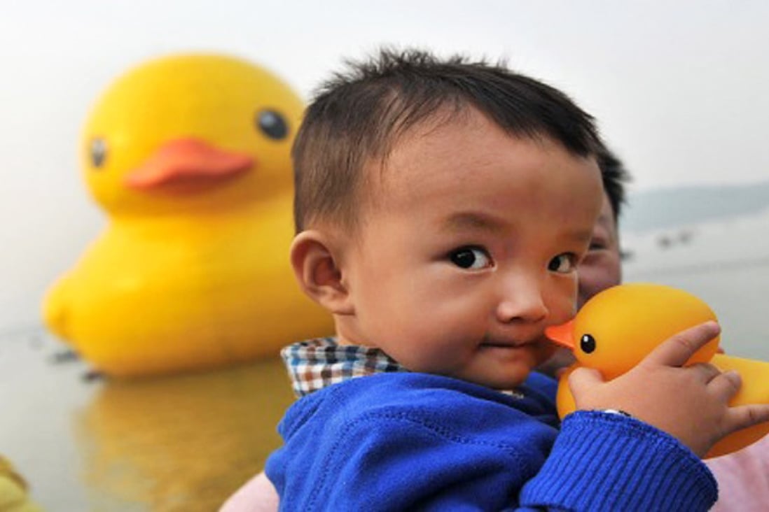 The rubber duck (and its smaller toy counterparts) was an especially big hit with children. Photo: Chinanews.com