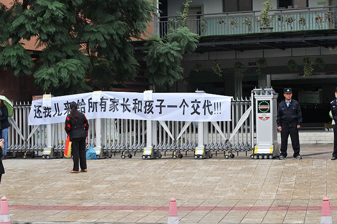 A banner, which reads 'Return my son! Explain to all parents and kids', is displayed on the gate of a primary school on Thursday after a child committed suicide in Chengdu, southwest China's Sichuan province. Photo: AFP