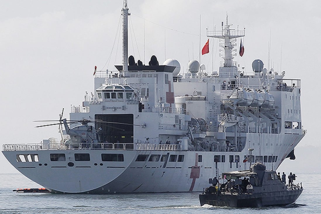 A Philippine Navy patrol boat approaches Chinese hospital ship Peace Ark off Leyte. Photo: EPA
