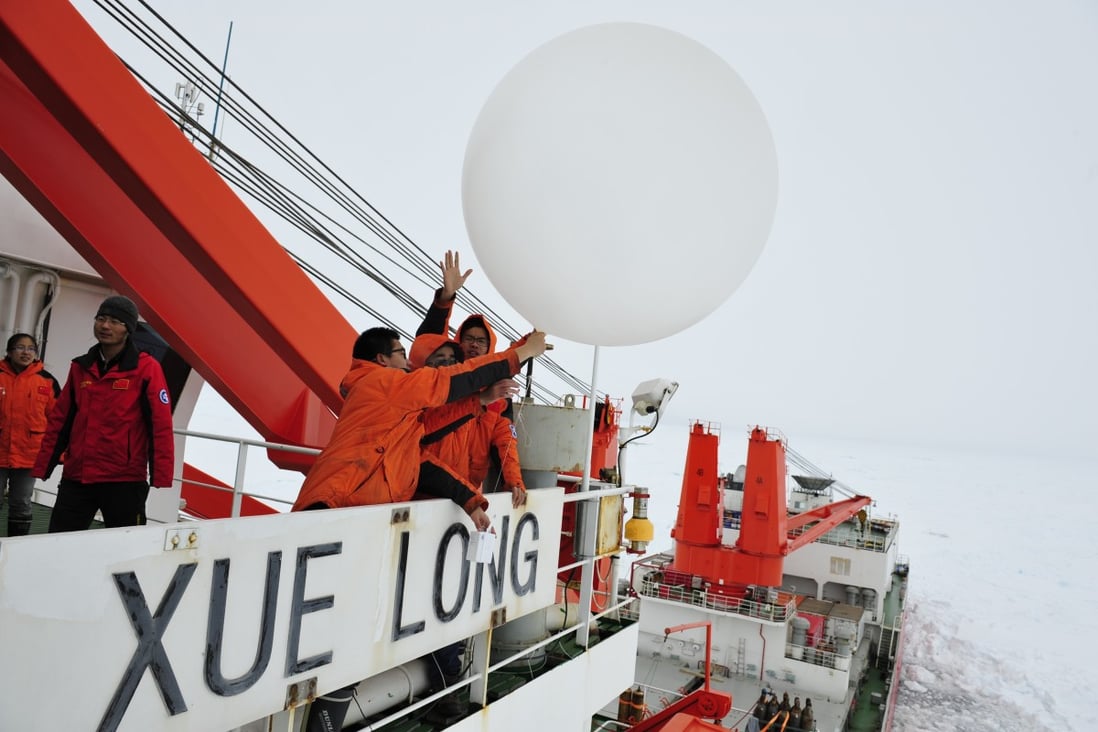 Members of Chinese Antarctic exploration team release the sounding balloon to forecast weather change in Antarctica. Photo: Xinhua