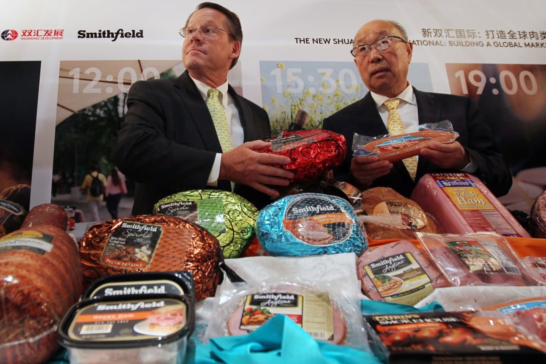 Smithfield Chief Executive Officer Larry Pope, left, and Shuanghui International Chairman and Chief Executive Officer Wan Long pictured in October 2013. Photo: SCMP