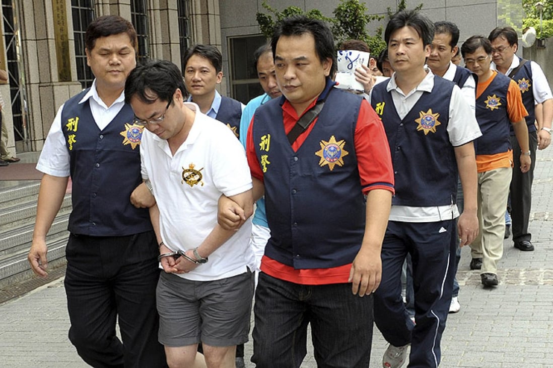 Taiwanese police arrest members of a gang involved in swindles. Photo: AP