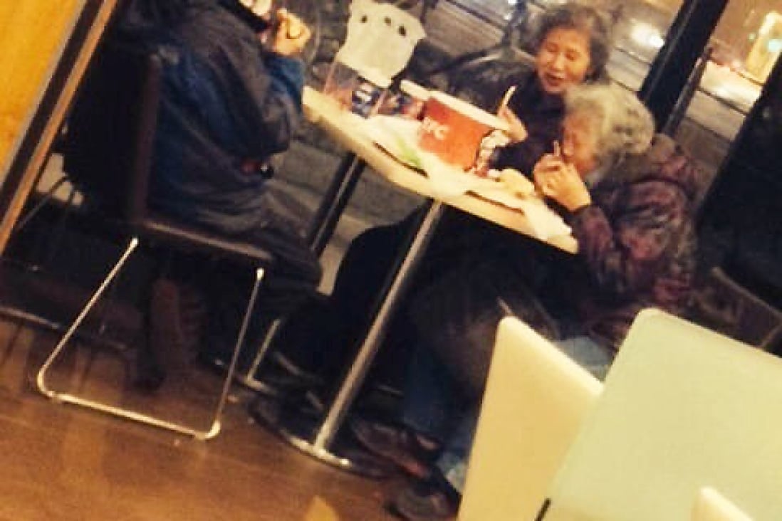 A photo of three elderly women having to spent New Year's Eve at KFC sparked soul-searching on weibo. 