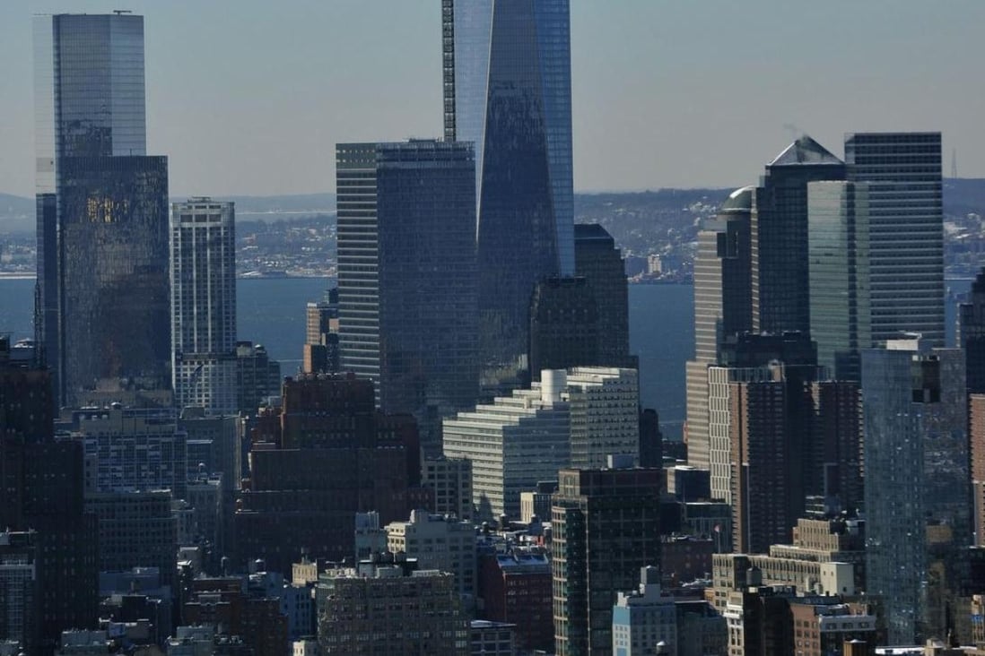 Luxury-apartment owners in New York are listing a record amount of properties for sale.