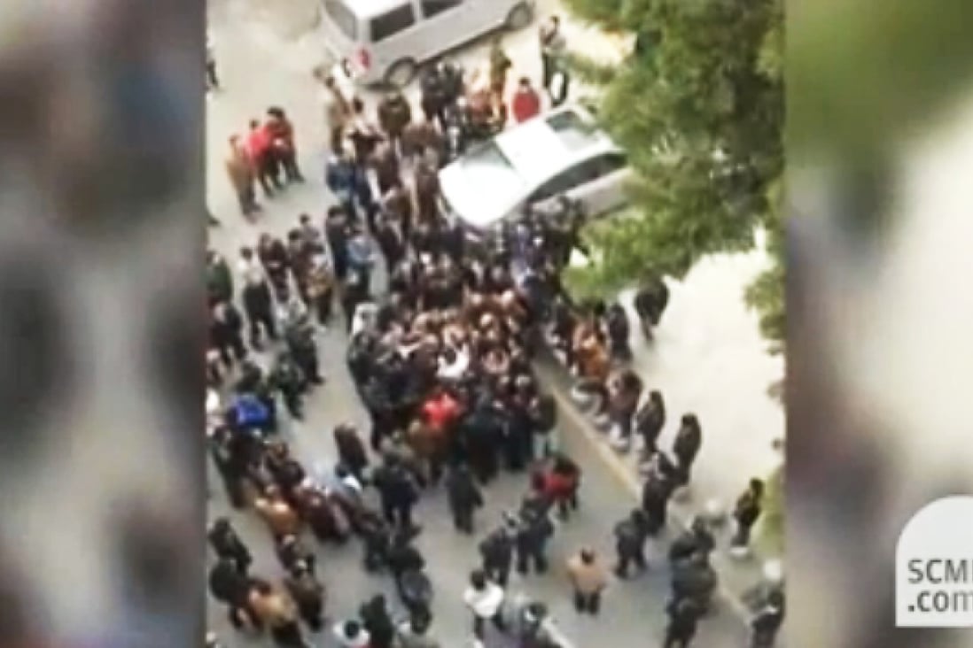 Screen grab of a Sina.com video of the confrontation outside the hospital in Chaozhou. Photo: SCMP Pictures 