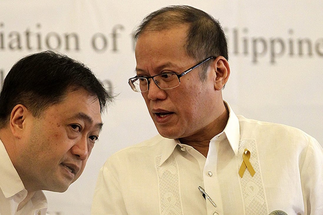 Philippines' President Benigno Aquino speaks to Finance Secretary Cesar Purisima (left). Photo: EPA