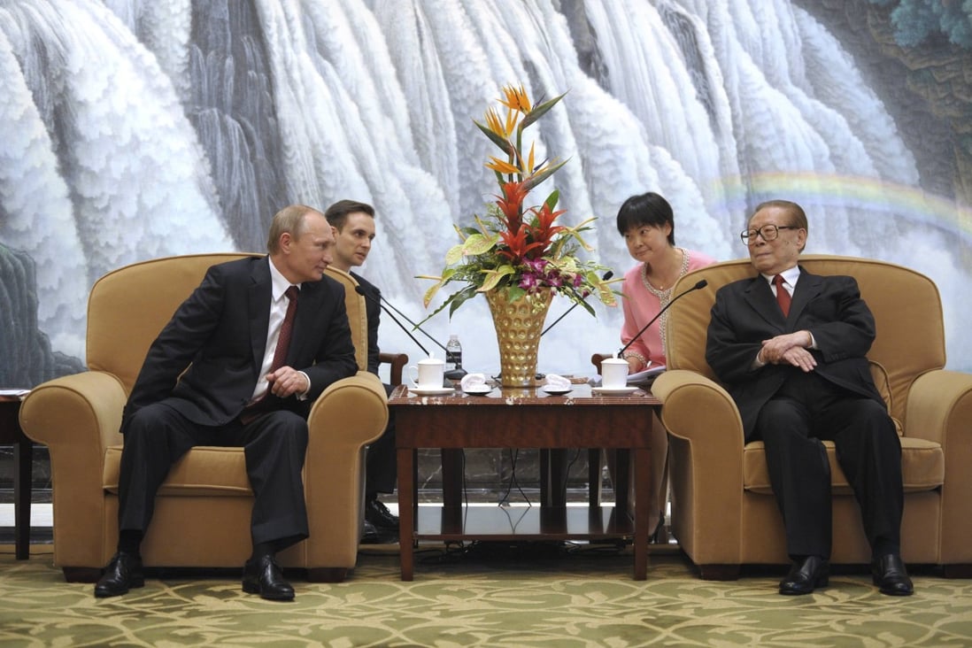Vladimir Putin and Jiang Zemin meet at a Shanghai hotel. Photo: Reuters