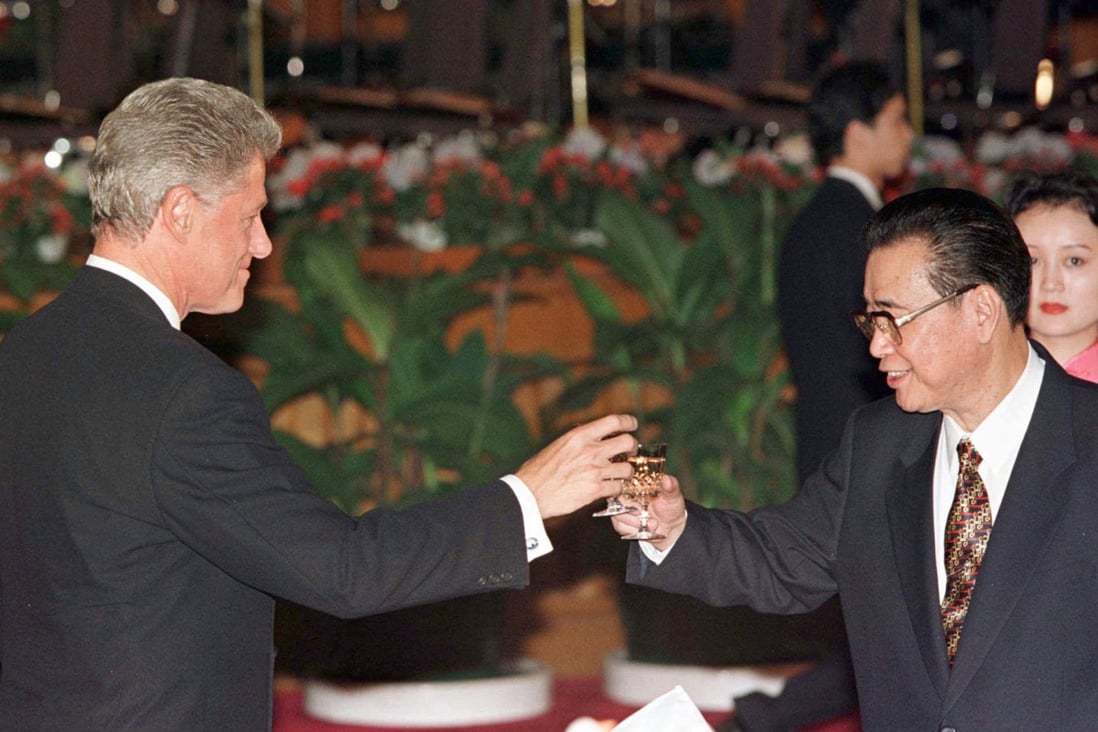 Former Premier Li Peng toasts Bill Clinton during a visit by the then US President to Beijing in 1998. Photo: AP  