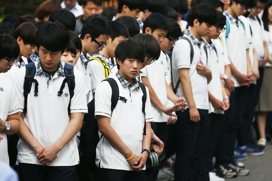 Students who survived the April 16 ferry disaster gather at the main gate as they make their way back to school in Ansan. Photo: Reuters