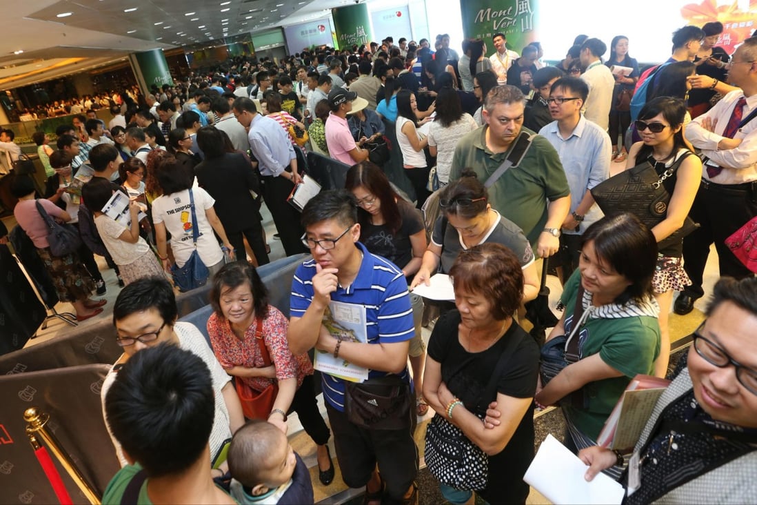 Large crowds of potential buyers turned up for the off-site viewing at Mont Vert's sales office in Hung Hom yesterday. Photo: David Wong