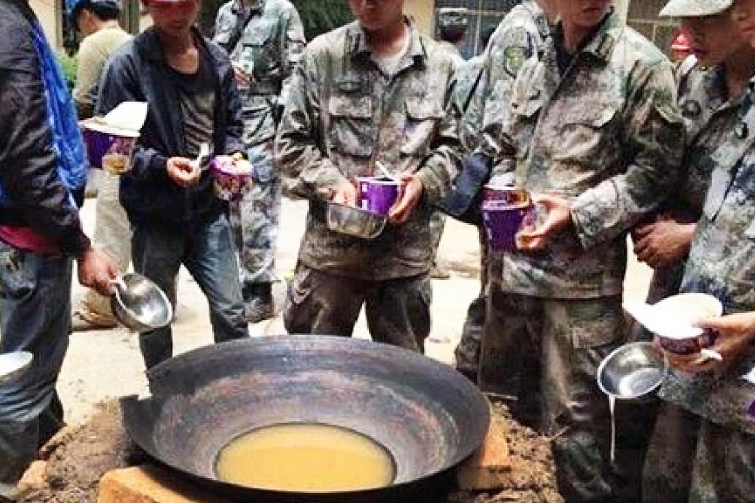 Reporters in the quake-hit area had witnessed soldiers cooking with muddy water. Photo: Screenshot via Weibo