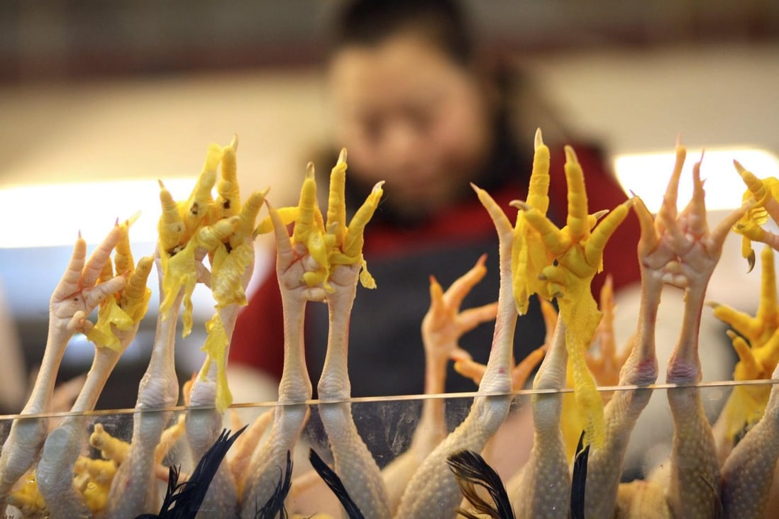 Police found chicken feet soaking in hydrogen peroxide to keep the chicken feet white and fresh-looking in some Chinese provinces. Photo: EPA