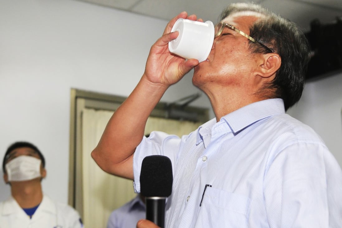 Yeh Wen-hsiang downs a cup of his company's cooking oil. Photo: CNA