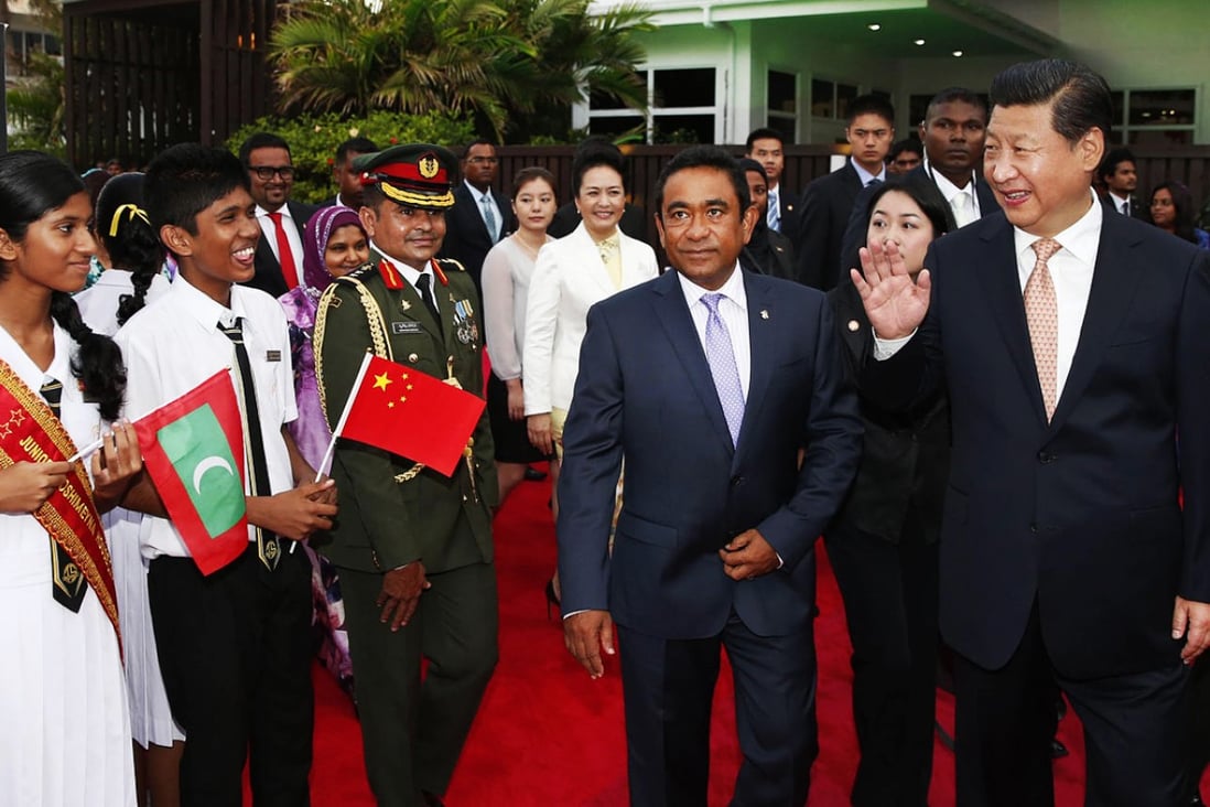 Maldivian President Abdulla Yameen welcomes President Xi Jinping upon his arrival in Male, the Maldives, on Sunday at the start of a regional tour. Photo: Xinhua