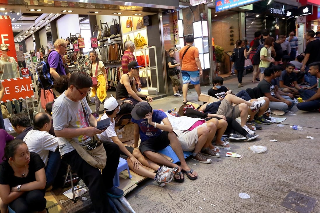 People line up outside Studio A in Tsim Sha Tsui for the release of iPhone 6. Photo: Sam Tsang
