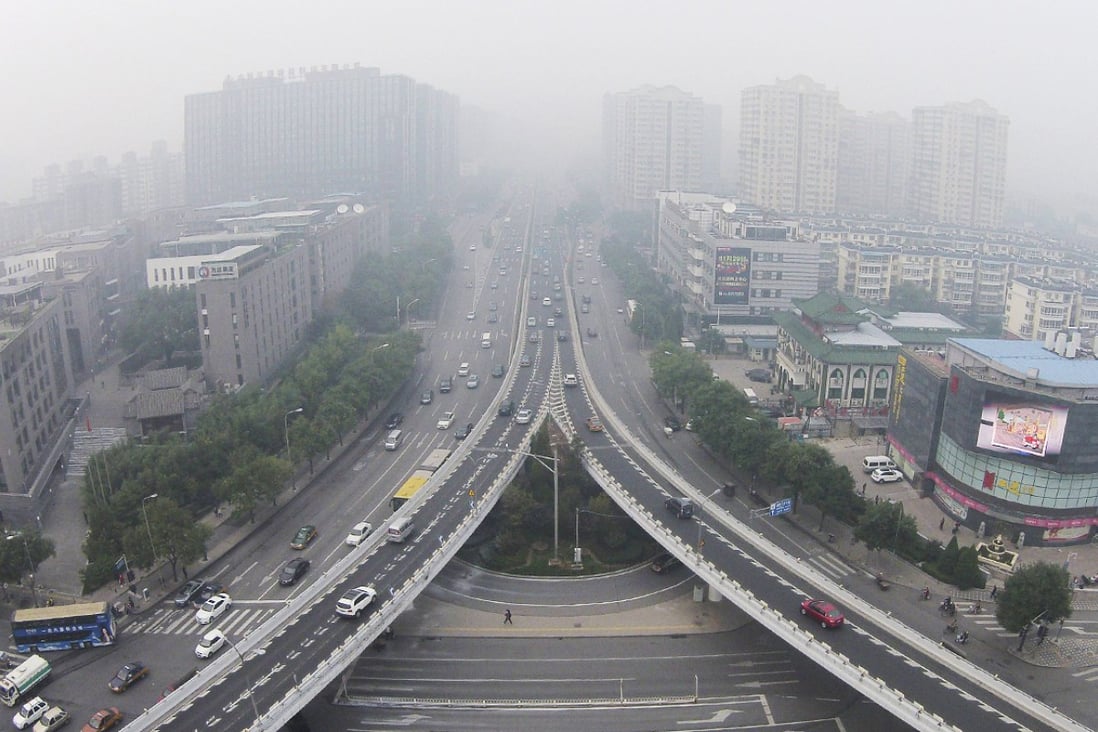 Vehicles and buildings are seen amid the heavy haze in Beijing. Photo: Reuters