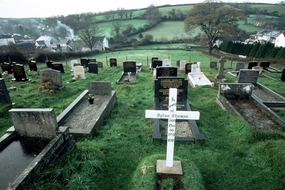 Dylan Thomas' grave in the churchyard of St Martins, Laugharne, in Wales. Photos: Corbis
