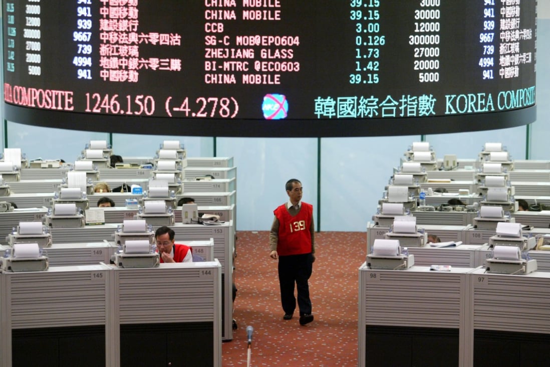 Trading floor of the Hong Kong Stock Exchange as the connect scheme with Shanghai is launched on Monday. Photo: David Wong