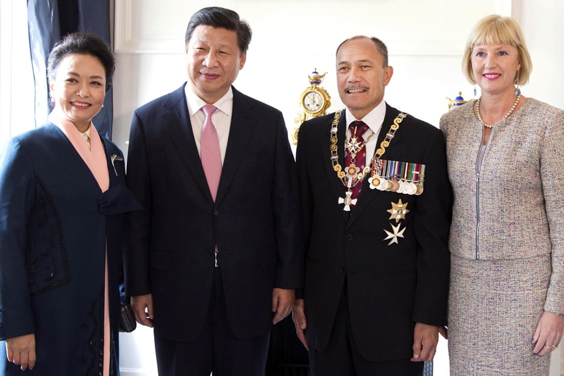 Chinese President Xi Jinping (2nd Left) and his wife, Peng Liyuan, pose for photos with New Zealand Governor-General Jerry Mateparae  and his wife, Janine Grenside, in Wellington, New Zealand. Photo: Xinhua