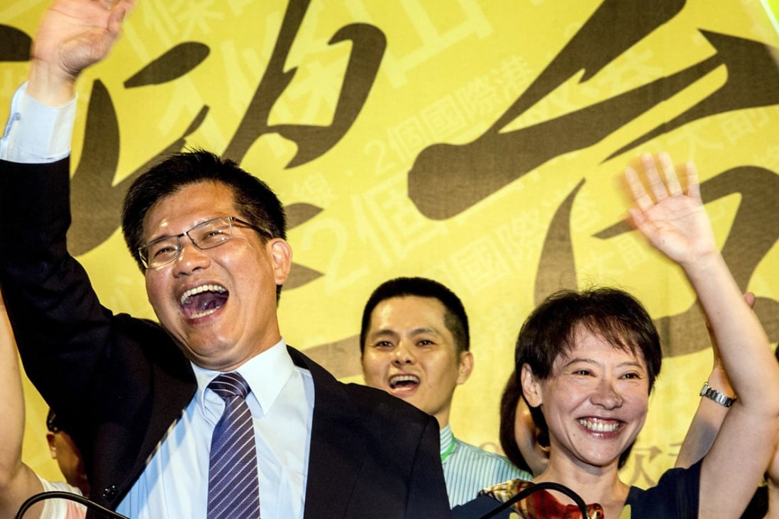 Lin Chia-lung (left) celebrates his victory in the Taichung mayoral election with his wife, Liao Wan-ju, on Saturday. Photo: Reuters