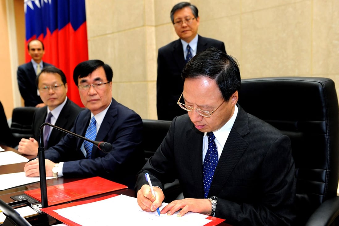 Premier Jiang Yi-huah (right) sign the order on the cabinet's resignation in Taipei. Photo: EPA