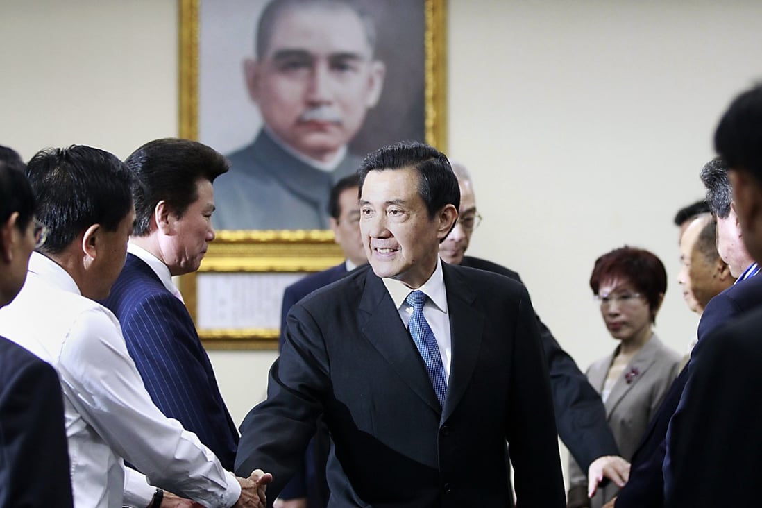 Taiwan President Ma Ying-jeou shakes hands with Kuomintang party officials after announcing his resignation from the party's chairman position during their central standing committee in Taipei December 3, 2014. Photo: Reuters