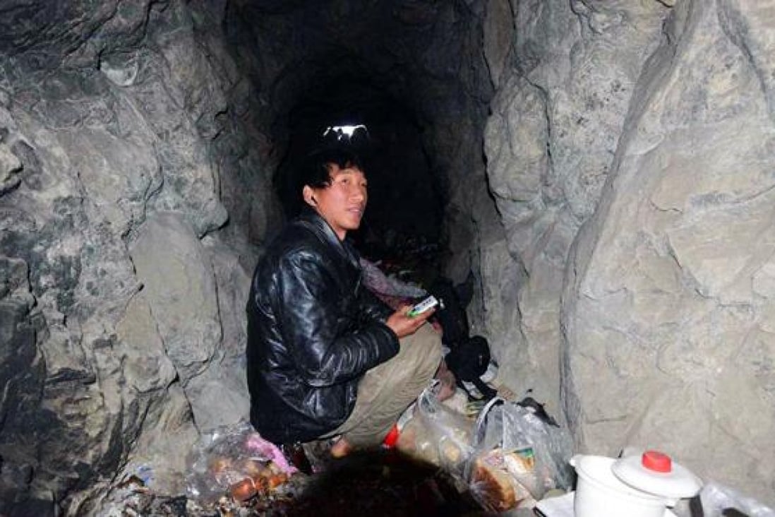 The super-frugal migrant worker from Hebei province keeps only a radio, a quilt and some clothes in his cave in Jinan. Photos: China News Service