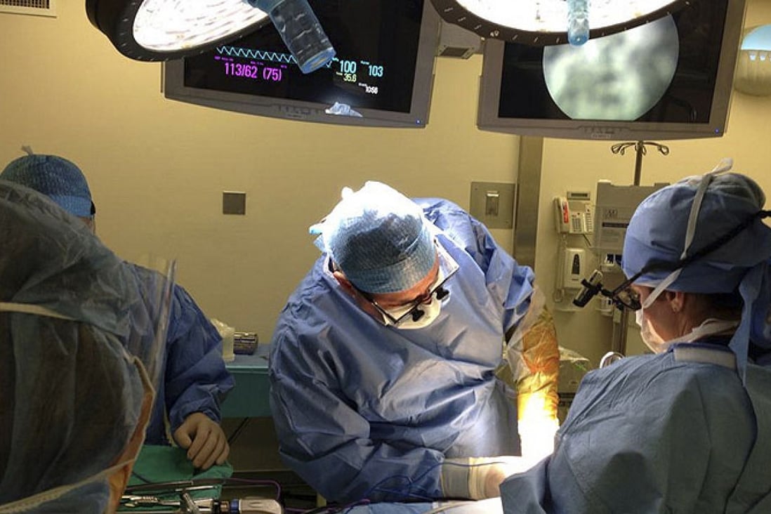 Surgeons begin to remove a kidney from donor Zully Broussard at California Pacific Medical Centre. Photo: Reuters