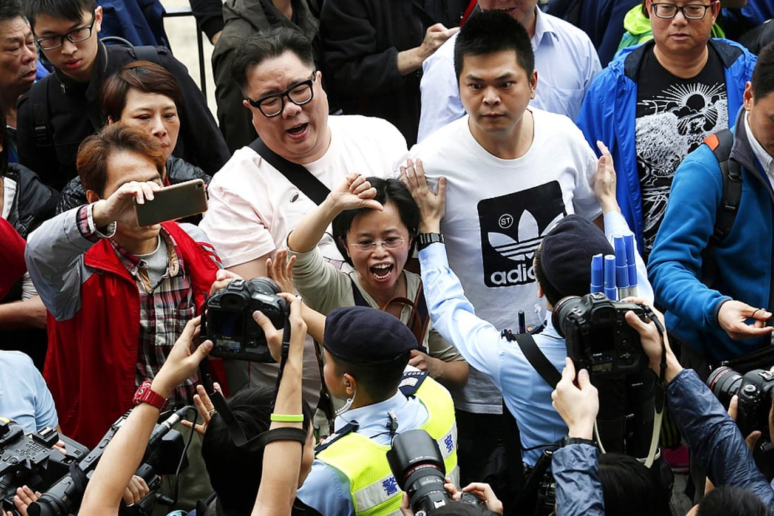 Anti-protest onlookers gesture at protesters during a demonstration against mainland traders at Yuen Long in Hong Kong on March 1, 2015. Photo: Reuters