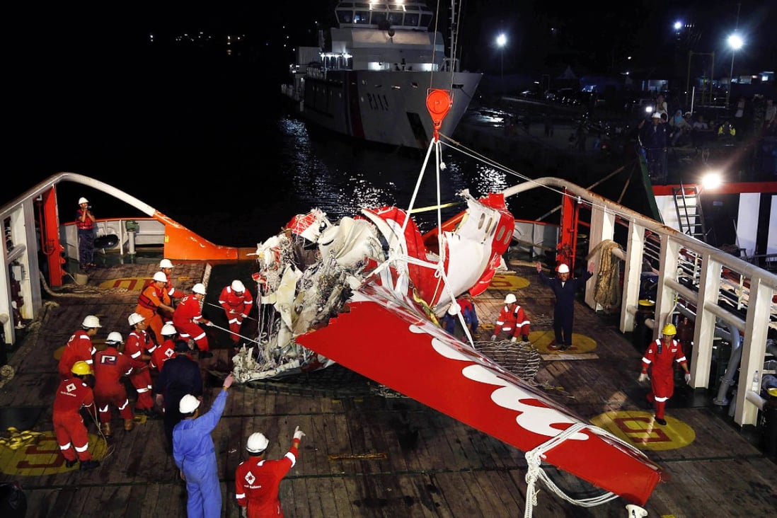 A section of the tail of AirAsia Flight QZ8501 passenger plane is seen on the deck of the rescue ship Crest Onyx, a day after it was lifted from the seabed, as crew try to lift it off the ship in Kumai Port, near Pangkalan Bun, Central Kalimantan in this January 11, 2015 file photo. Photo: Reuters