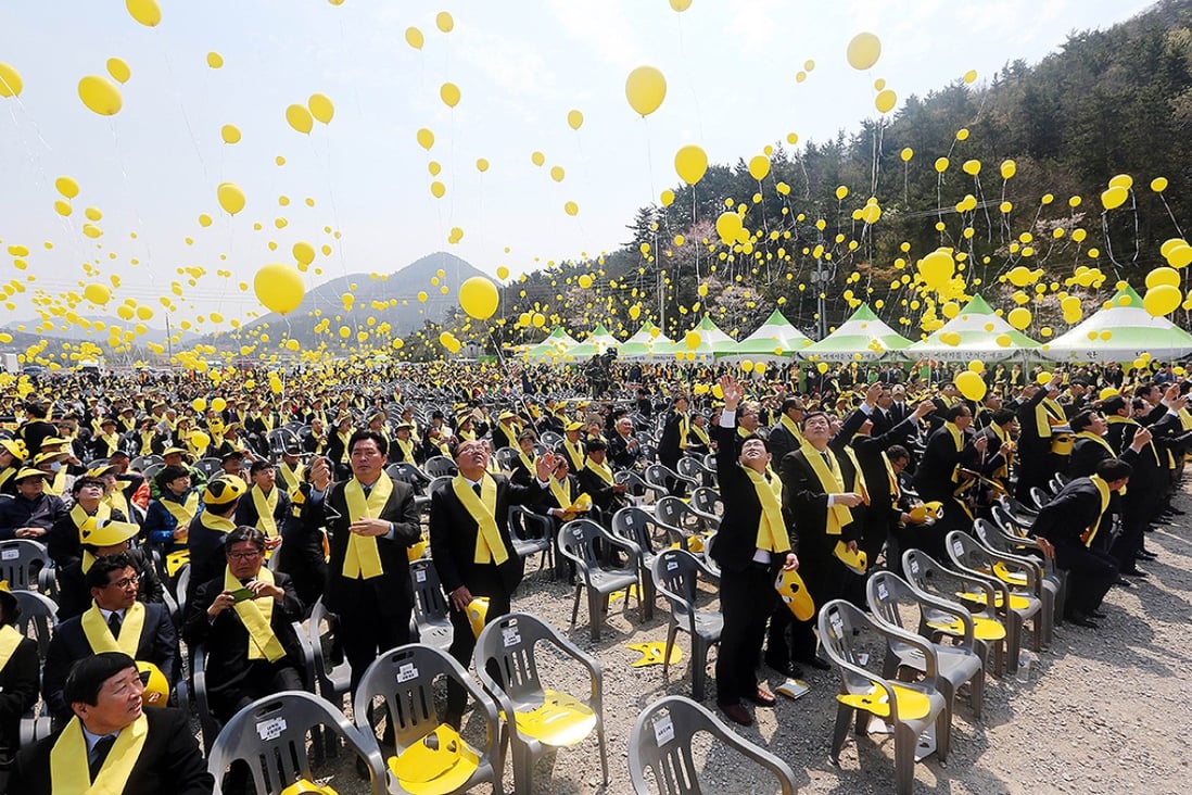 People release yellow balloons during a ceremony to commemorate the first anniversary of South Korea's Sewol ferry disaster at the southern island of Jindo. Photo: AFP