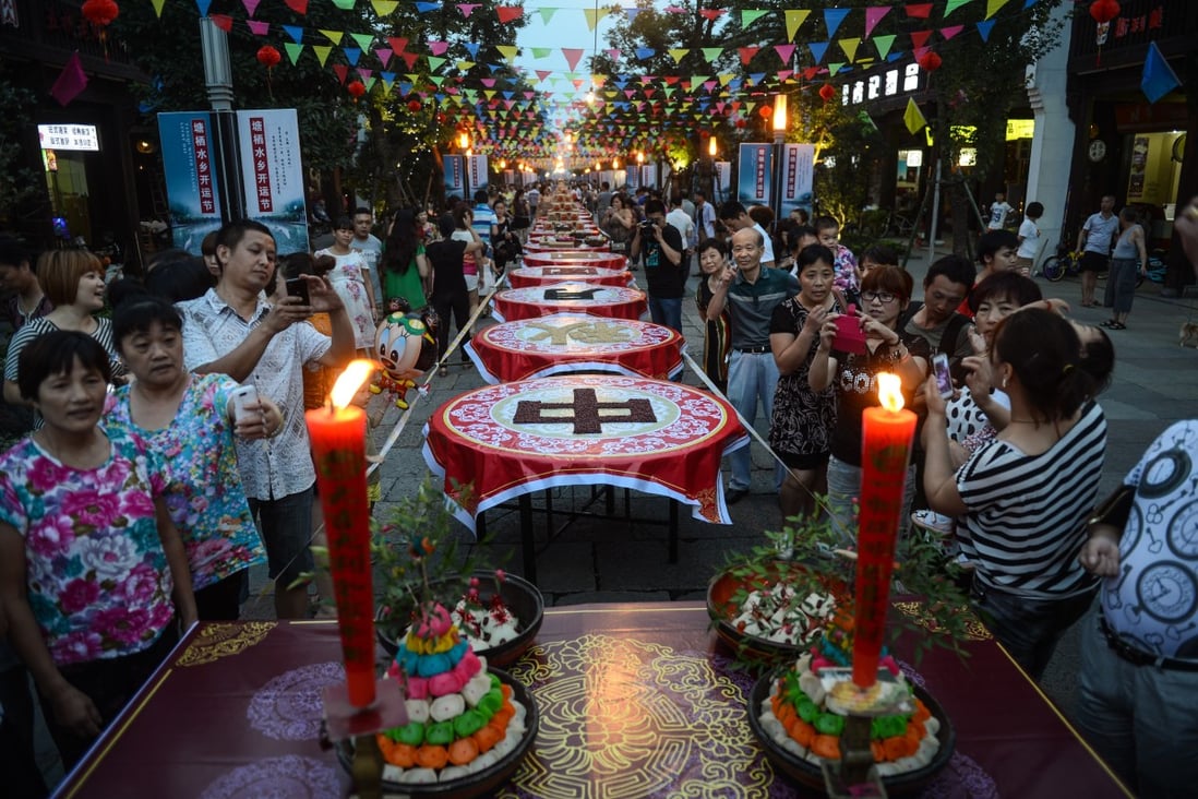 A street-long banquet in Hangzhou. Many authorities are tightening restrictions on what banquets cadres may enjoy. Photo: Xinhua