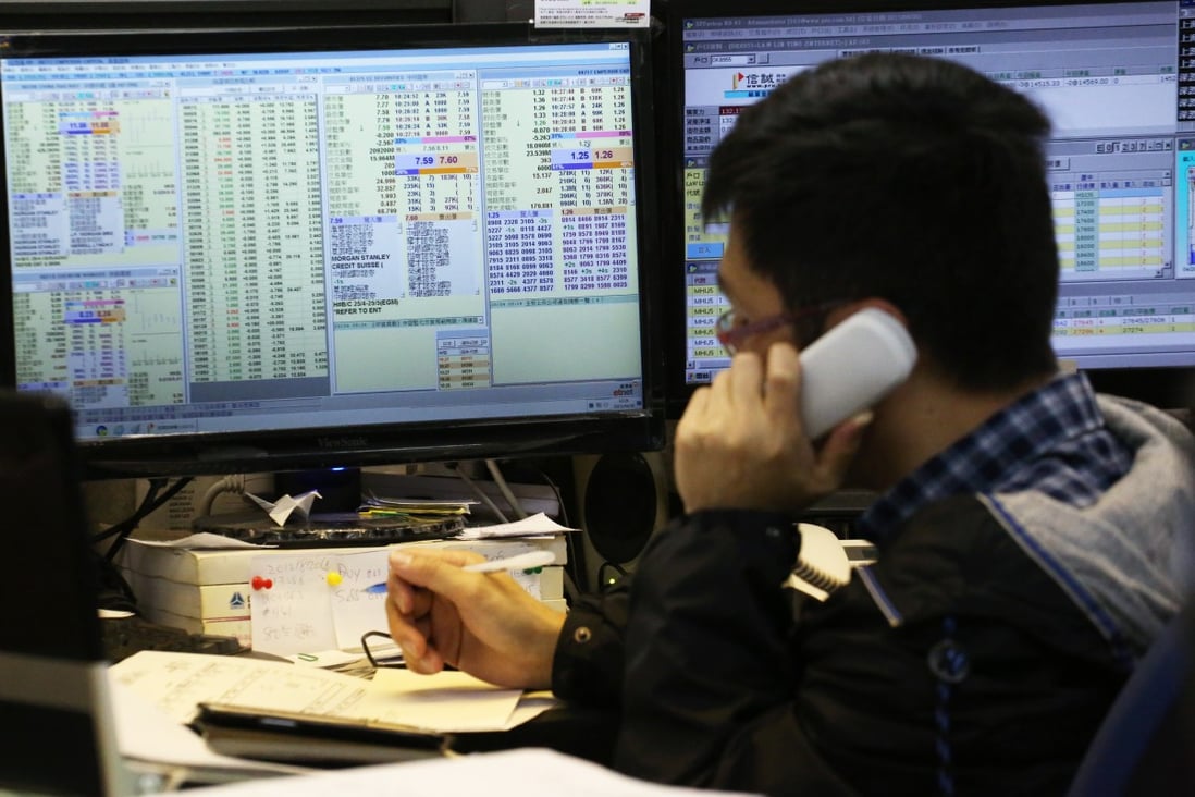 Brokers jot down orders in the Hong Kong stock market as shares slipped on Wednesday as a fall in oil prices kept stocks of oil majors on the defensive. Photo: Felix Wong