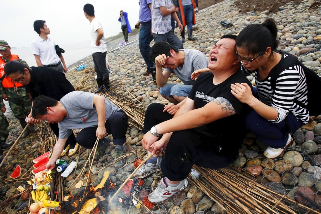 Relatives of the dead mourn during a ceremony marking the seven days since the Eastern Star went down in the Jianli section of the Yangtze River in Hubei. Photo: Reuters 