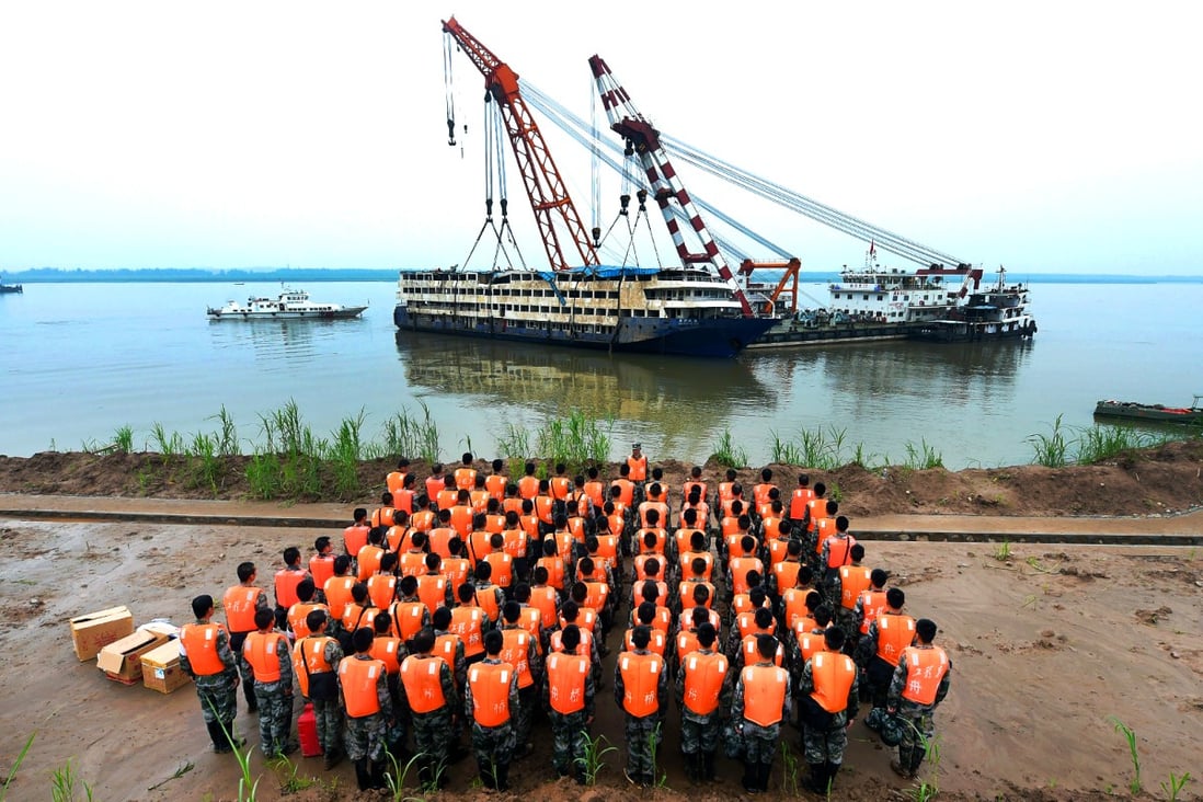 Officers and soldiers stand in silent tribute to those who died aboard the Eastern Star. Photo: Xinhua