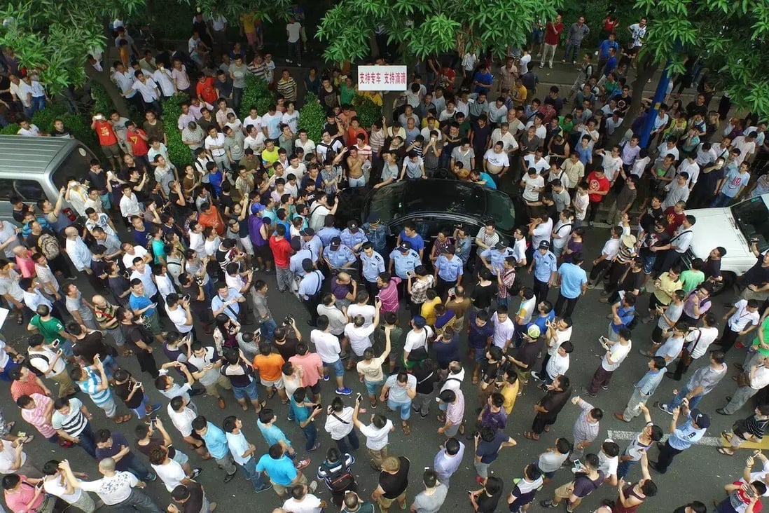 Hundreds of drivers in Guangzhou who use car-hailing apps like Uber and Didi Kuaidi took to the streets on June 10, 2015 to protest the detention of a colleague by police. Photo: SCMP Pictures