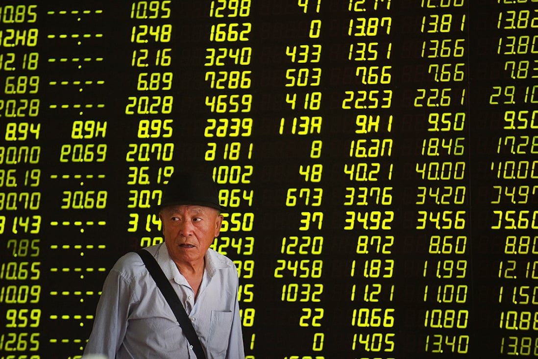 A trading hall in a securities firm in Shenyang. Chinese stocks continued to plunge on Thursday. Photo: Xinhua