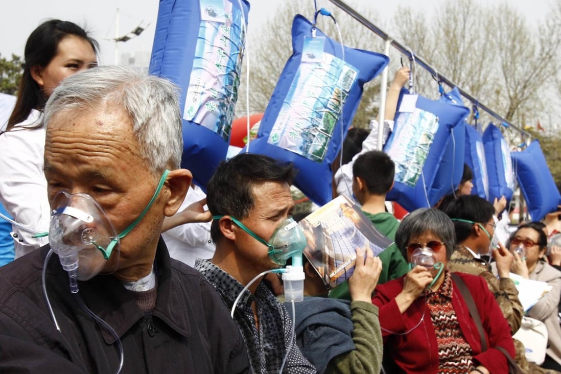 Chinese residents breathe "mountain air" in Zhengzhou, Henan province, during a travel company's promotion stunt in March last year. Photo: AFP