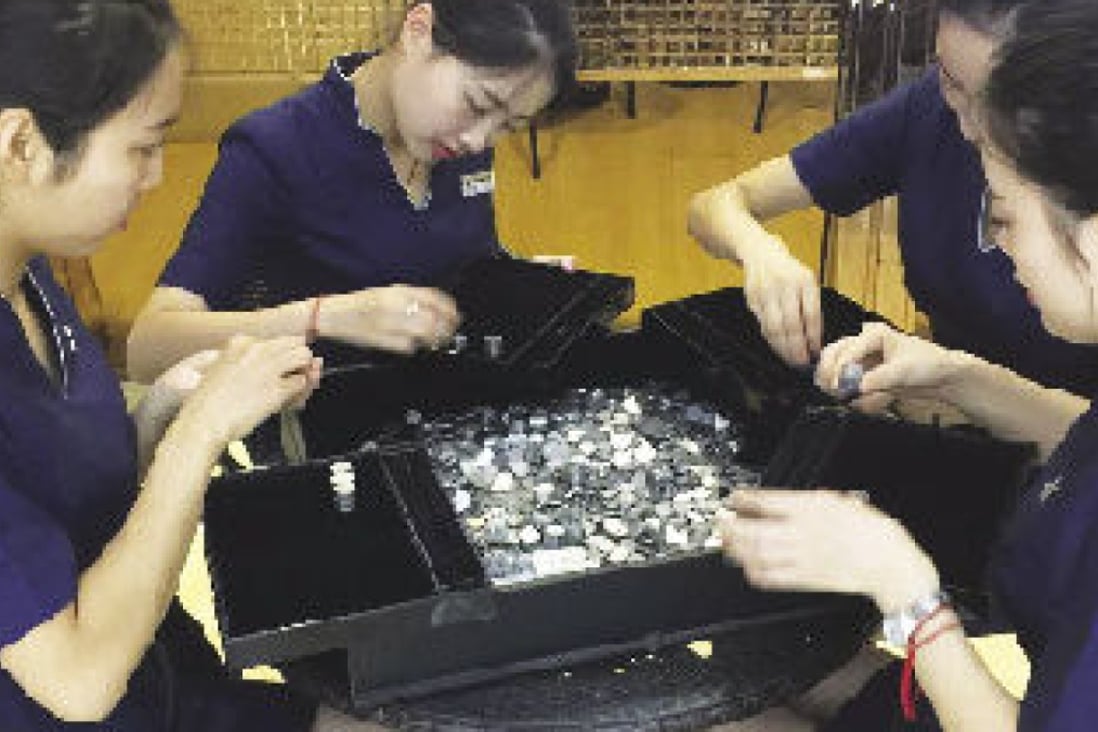 Four staff members at the jewellery shop in China's Anhui province spent half a day counting the coins. Photo: Yingzhou Evening News