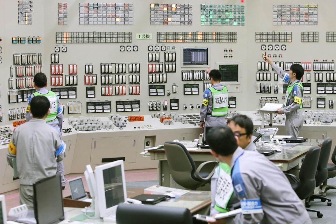  Workers in the main control room reactivate the No. 1 reactor at Kyushu Electric Power Co.'s Sendai nuclear plant. Photo: Kyodo