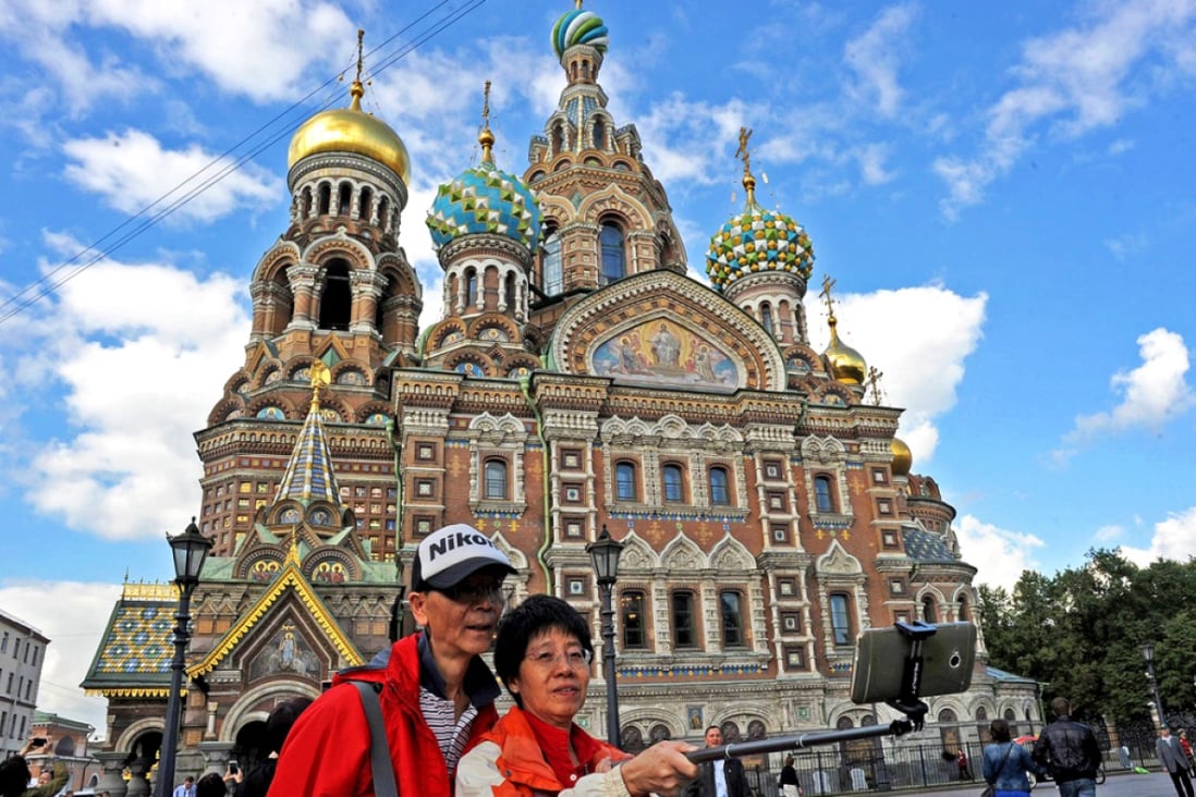 Chinese tourists take a "selfie" in front of the Church of the Savior on Blood " in central St. Petersburg. Photo: AFP