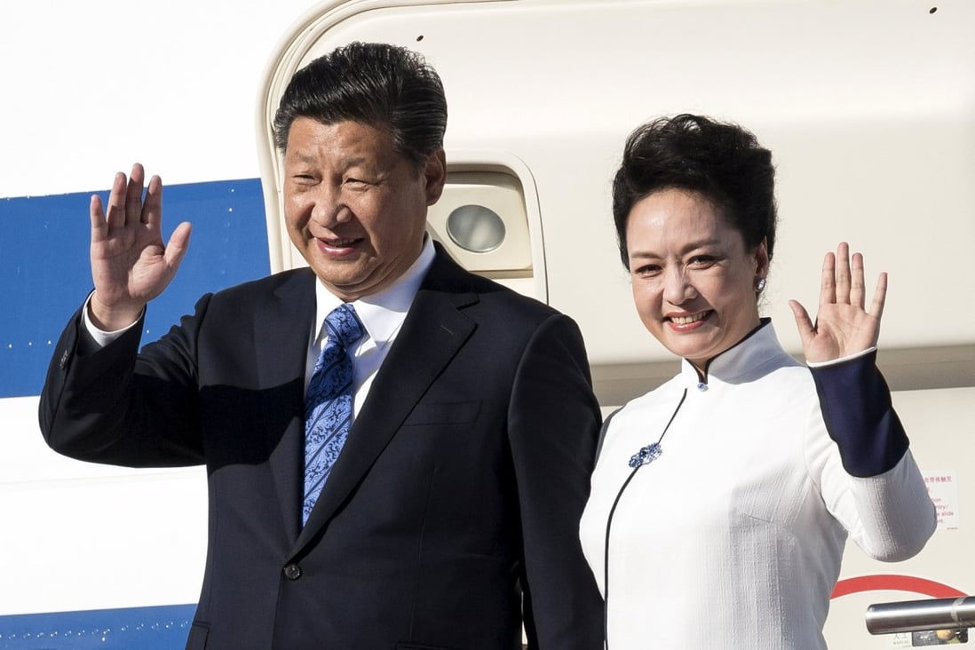 China's President Xi Jinping and first lady Peng Liyuan arrive in Everett, in Washington state, on Tuesday. Photo: Reuters 
