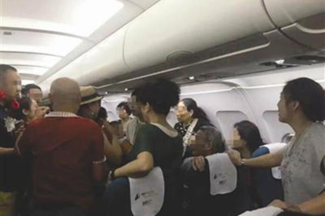 Passengers arguing on board the aircraft. Photo: Chengdu Commercial Daily