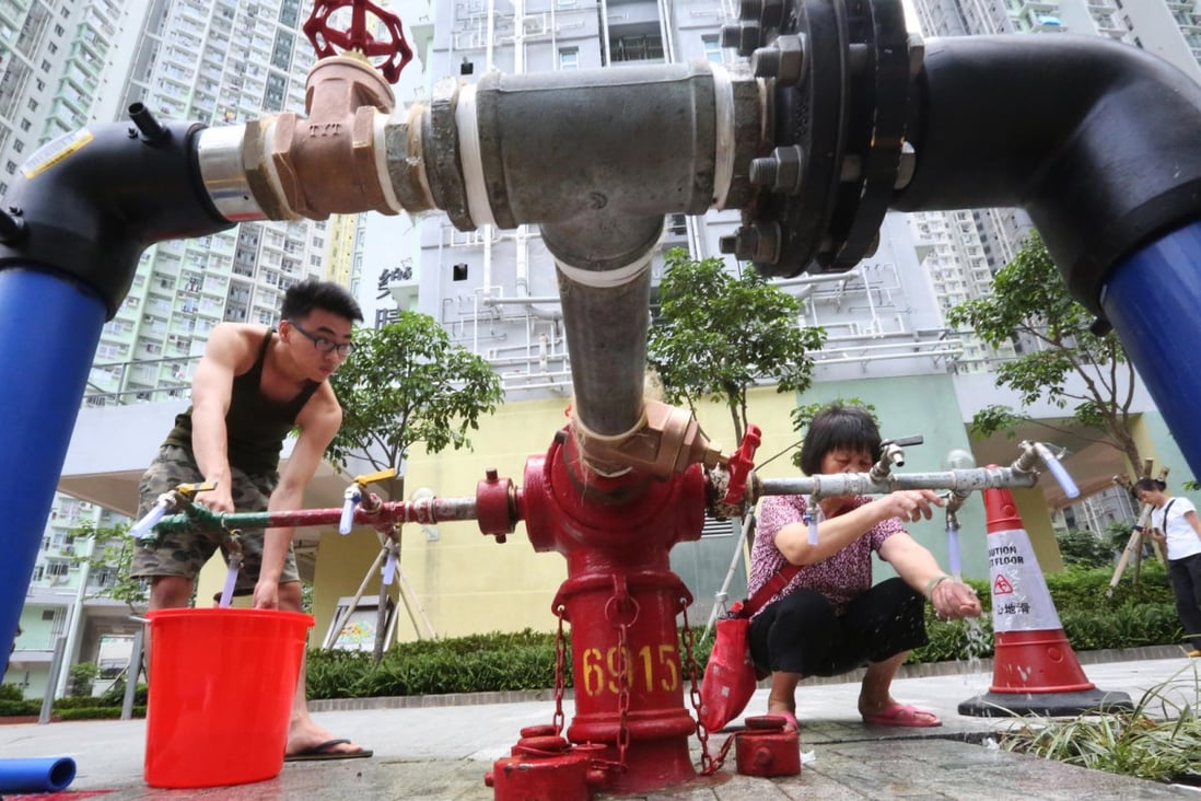Residents of Kai Ching Estate in Kai Tak stock up on water from a fire hydrant after lead was detected in the fresh water supply. Photo: Felix Wong